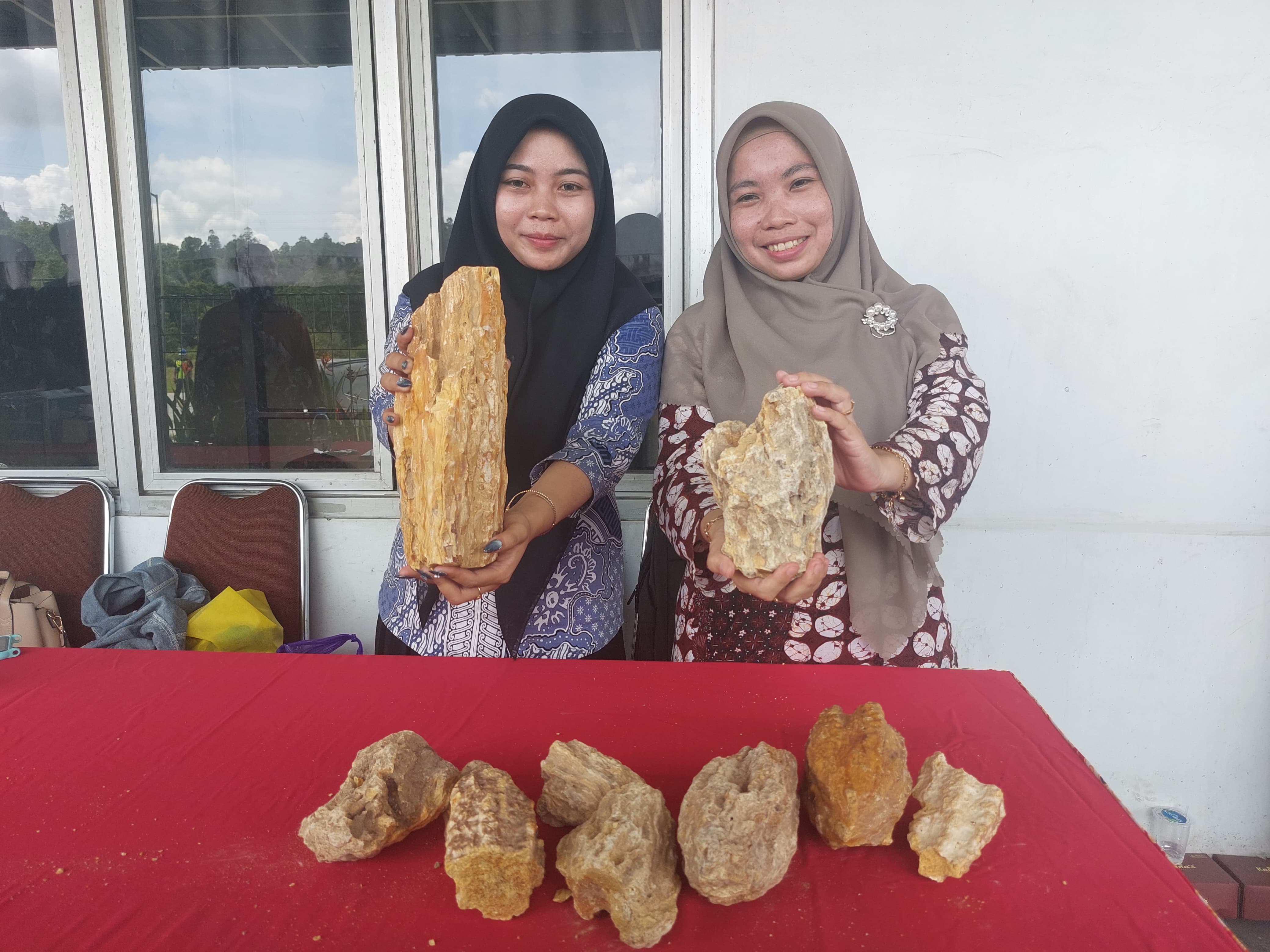 Produk damar batu Kaltim kini sudah mulai dikirim ke Sri Lanka. (DINA/KP)