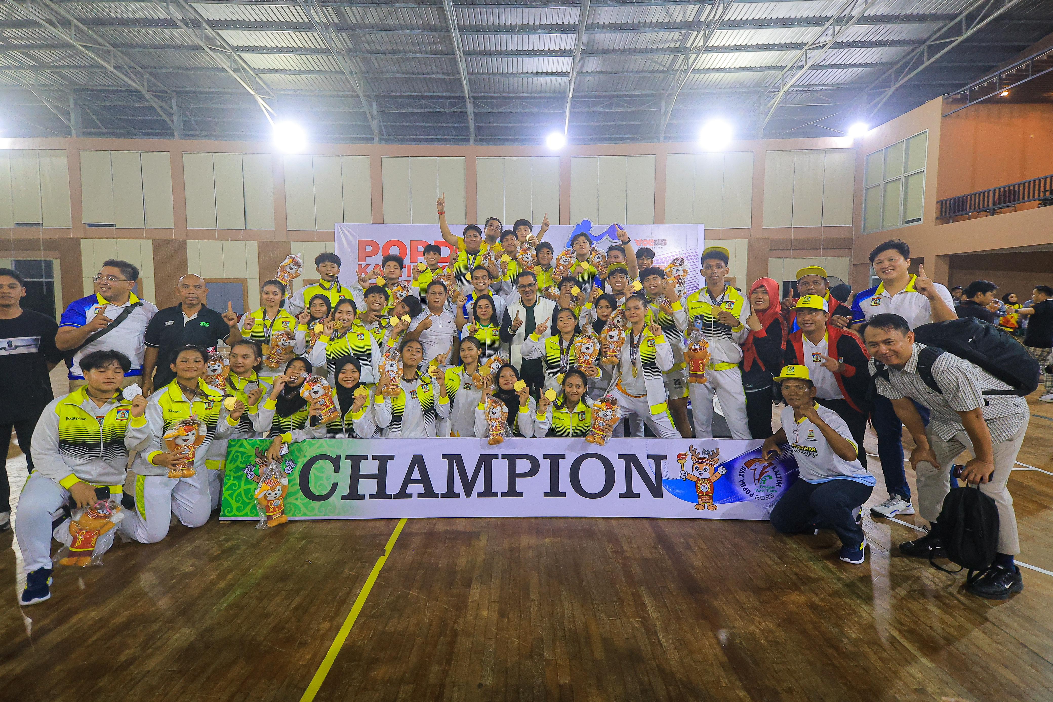 TERBAYAR LUNAS: Cabang olahraga basket menjadi senjata pamungkas Balikpapan mengunci gelar juara umum Popda XVII/2025. (FUAD MUHAMMAD/KP)