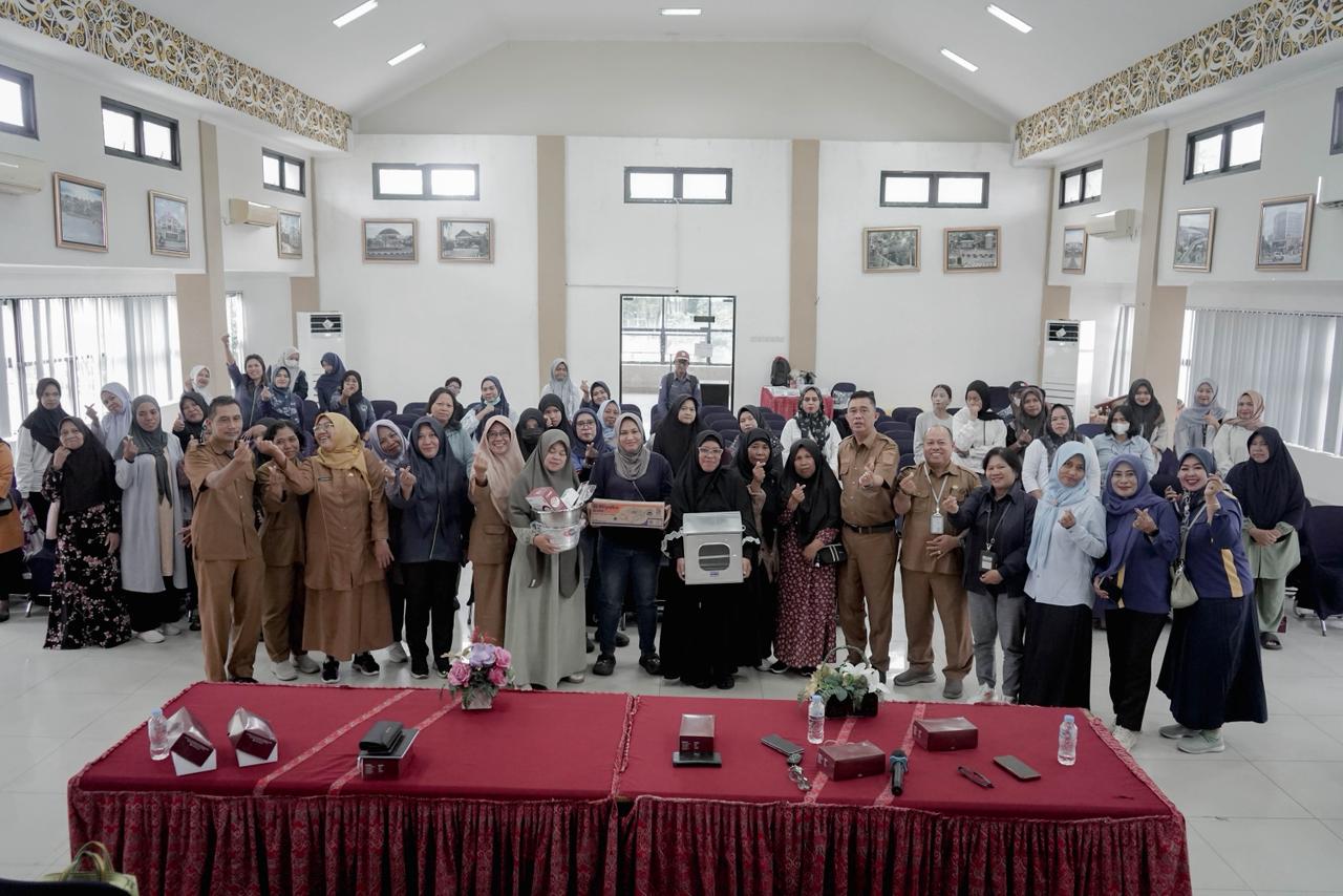 PENYALURAN BANTUAN: Penyaluran bantuan pengembangan ekonomi masyarakat tahun 2025 diserahkan langsung oleh Kepala Dinas Sosial Balikpapan, Edy Gunawan.