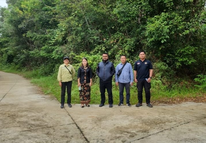 Petugas BPN Kubar saat lakukan peninjauan lapangan dan pertimbangan teknis fasilitas umum.