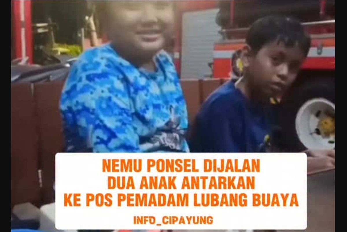 Dua anak di Lubang Buaya, Jakarta Timur, mengembalikan ponsel yang mereka temukan dengan menyerahkannya ke Pos Pemadam Kebakaran setempat. (Foto tangkapan layar)