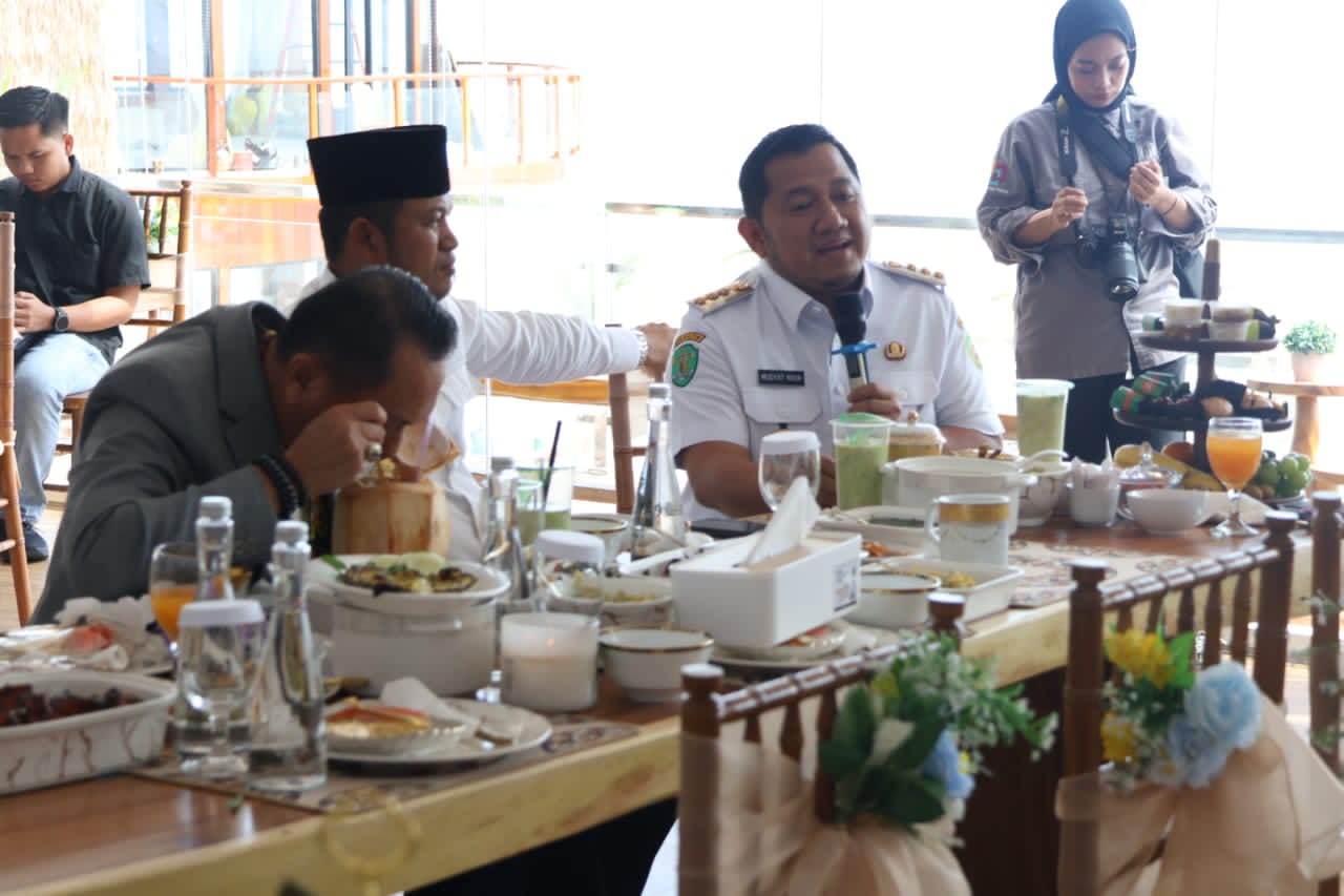 TIMPANG: Mudyat Noor bersama Gubernur Kaltim, Rudy Mas&rsquo;ud (kopiah hitam) mendorong pemerataan pembangunan Kaltim dan PPU.