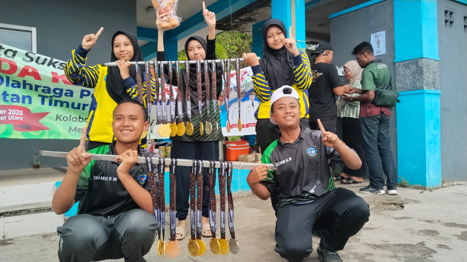 BERPRESTASI: Atlet Kontingen Bontang yang meraih medali emas di Popda XVII Kaltim. ADIEL KUNDHARA/KP