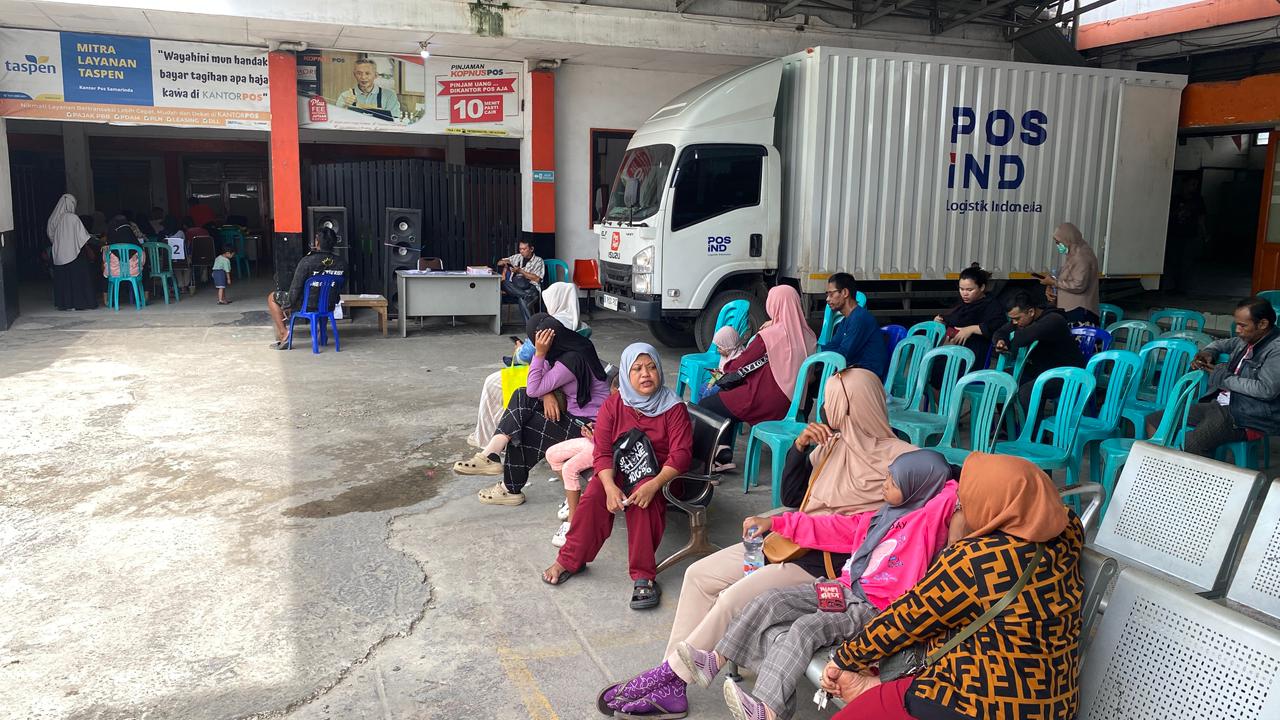 BANTUAN: Suasana warga Samarinda yang mengantre untuk mengambil Bantuan Langsung Tunai Sementara (BLTS) Kesejahteraan (Kesra) di Kantor Pos Samarinda. RAMA SITOHANG/KP