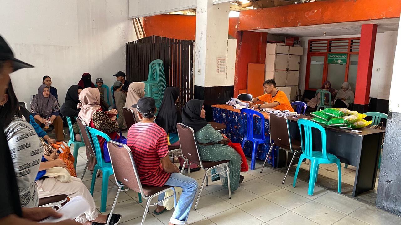 BANTUAN: Suasana warga Samarinda mengantre untuk mengambil Bantuan Langsung Tunai Sementara (BLTS) Kesejahteraan (Kesra) di Kantor Pos Samarinda.&nbsp;RAMA SITOHANG/KP