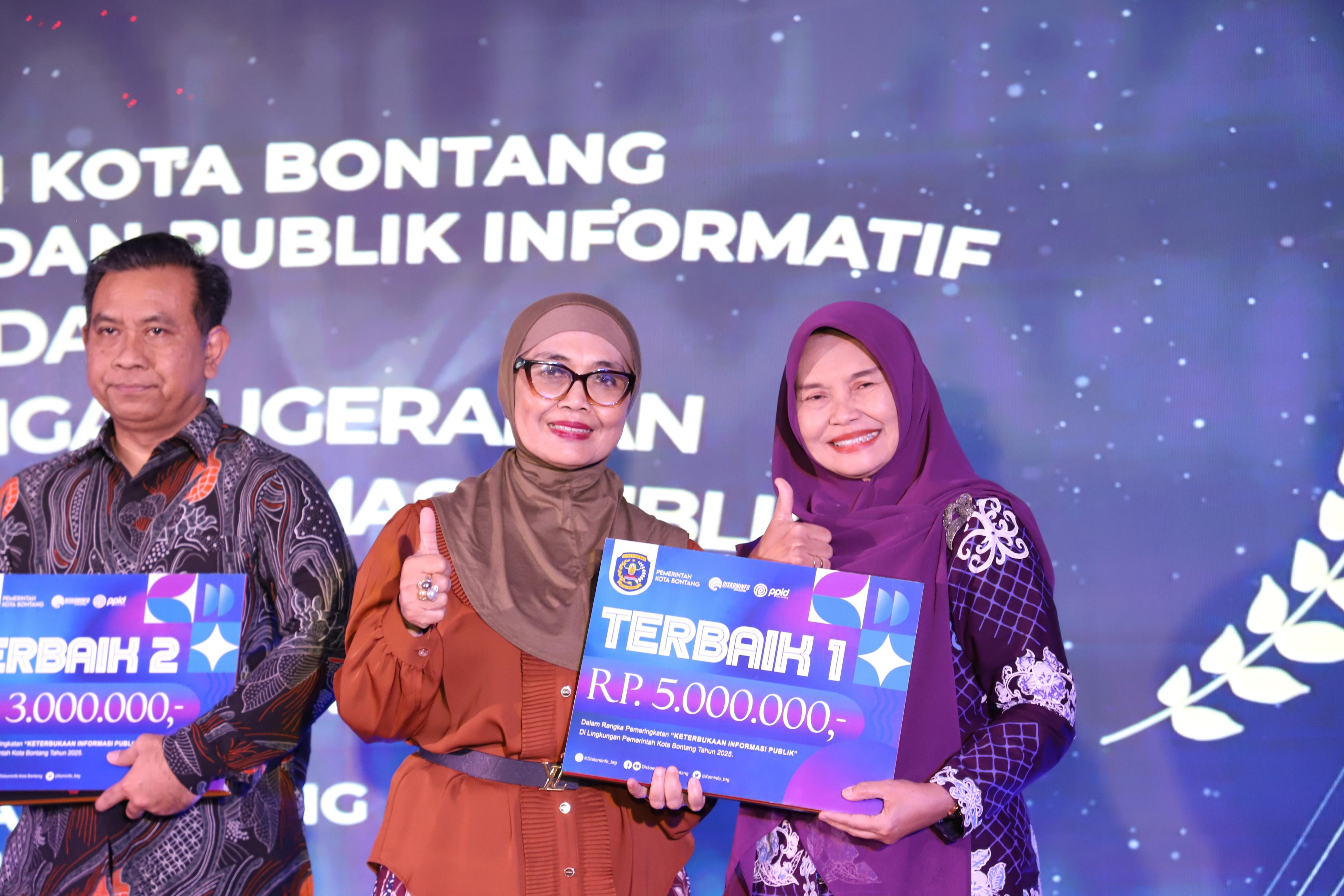 SERAHKAN PENGHARGAAN: Wali Kota Bontang Neni Moerniaeni memberikan apresiasi kepada Kepala Dinas Perpustakaan dan Kearsipan Retno Febrianti penghargaan keterbukaan informasi publik di lingkup OPD.