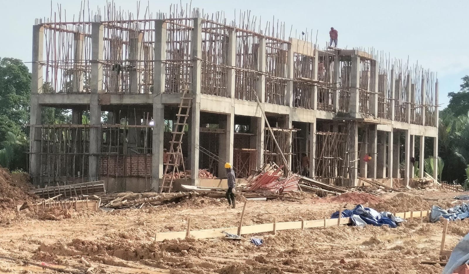 DIKEBUT: Bangunan SD 007 Bontang Utara di lokasi baru yakni sekitar Rusunawa Guntung masih dalam proses pengerjaan. (ADIEL KUNDHARA/KP)