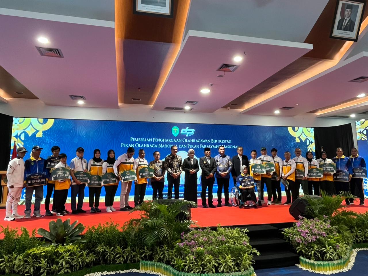 Pemprov Kaltim menyerahkan bonus bagi atlet, pelatih, dan ofisial yang meraih prestasi pada PON XXI/2024 Aceh&ndash;Sumut dan Peparnas XVII/2024 Solo.