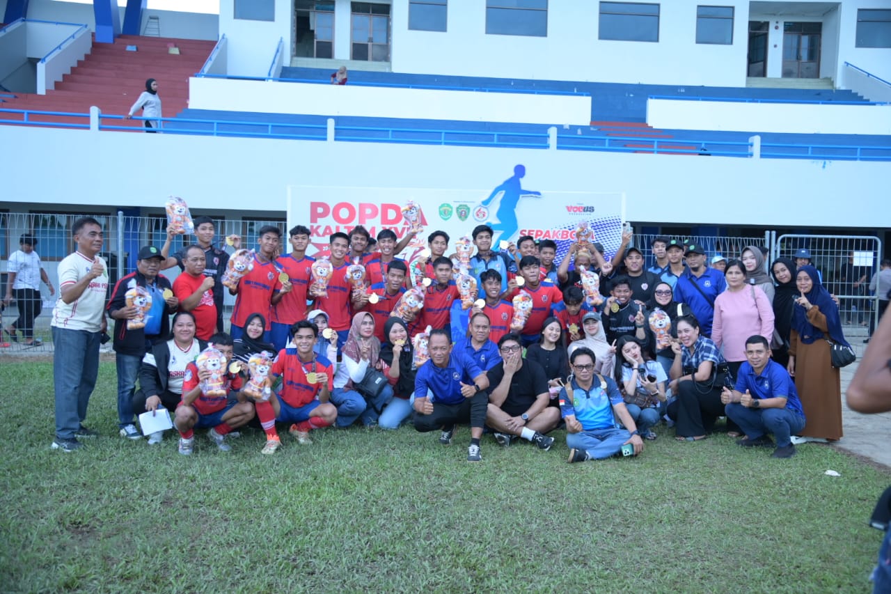 UKIR SEJARAH: Tim sepak bola pelajar Kukar meraih gelar juara Popda XVII 2025 di PPU. (DONI ADITYA)
