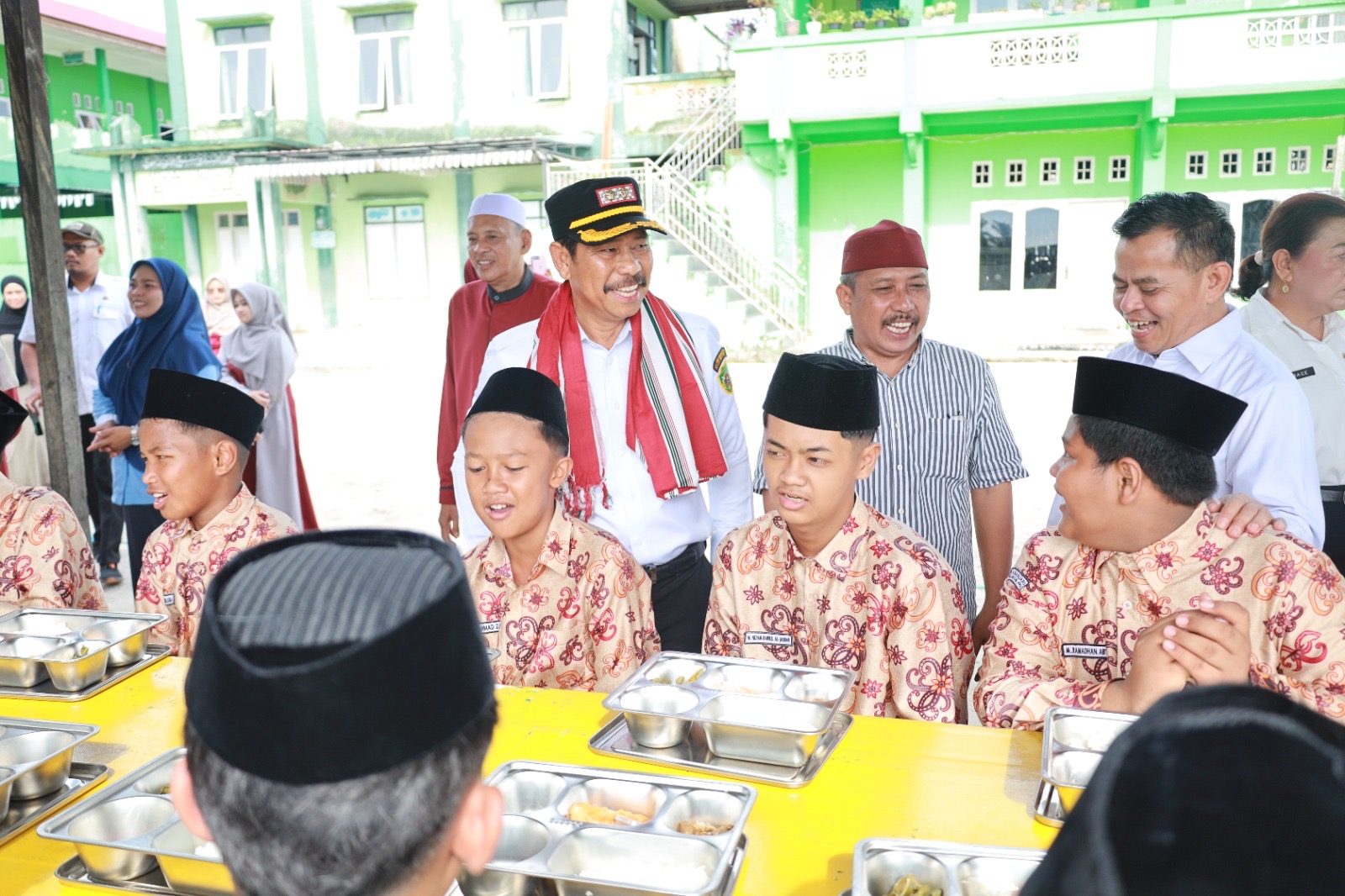 Wabup PPU, Abdul Waris Muin, mengamati makanan bergizi yang disantap anak-anak PPU.