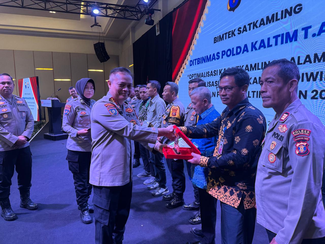 JUARA: Dirbinmas Polda Kaltim, Kombes Pol Eri Dwi Hariyanto menyerahkan penghargaan atas keberhasilan Polres PPU raih juara III Satkamling.