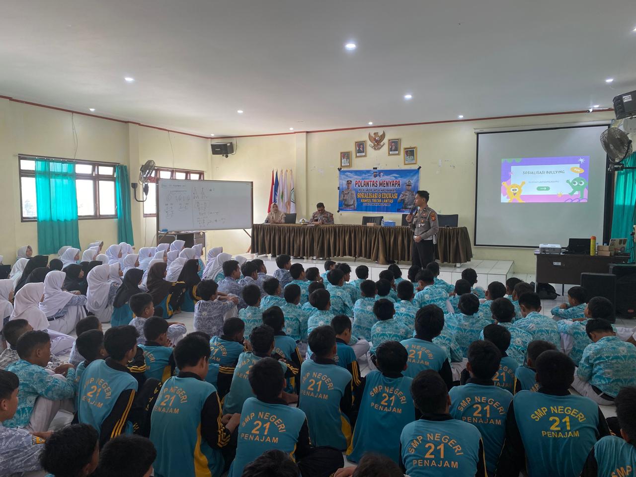 SULUH: Pelajar di SMPN 21 Penajam mendapatkan penyuluhan berkaitan bullying dari Satlantas Polres PPU.