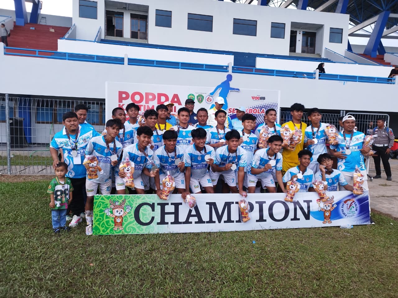 Tim sepak bola Popda Kabupaten Paser meraih medali perak di Popda Kaltim 2025, kalah 0-2 dari Kukar, Kamis (27/11/2025)