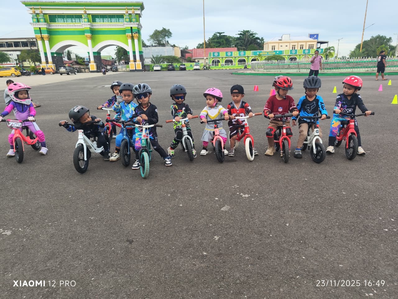 Komunitas sepeda tanpa pedal atau balance bike  kini sudah ada di Paser. Lokasi latihannya di halaman Masjid Agung Nurul Falah Tanah Grogot.
