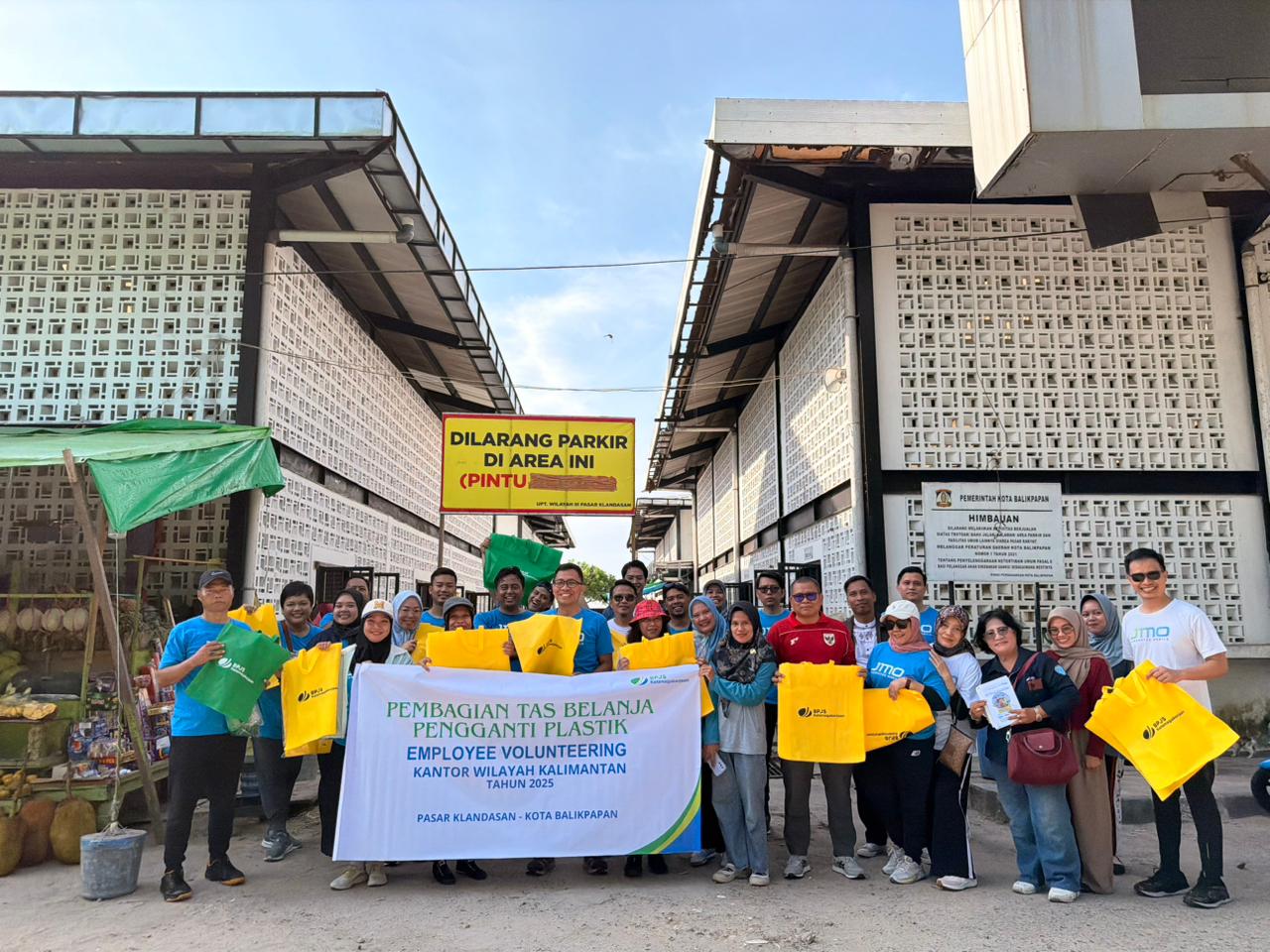 LEBIH RAMAH LINGKUNGAN: Kegiatan Employee Volunteering bertema Go Green, dilaksanakan pada 28 November 2025 di Pasar Klandasan Balikpapan oleh karyawan BPJS Ketenagakerjaan Kanwil Kalimantan.