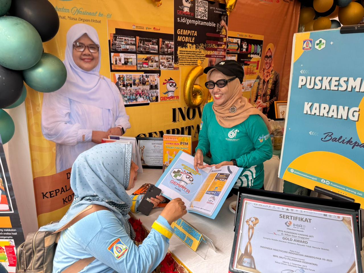 KOMPAK: Kader Posyandu dan warga abadikan momen usai praktik lapangan dalam Pelatihan 25 Keterampilan Kader di Posyandu Karya Kencana 39, Kelurahan Karang Jati.
