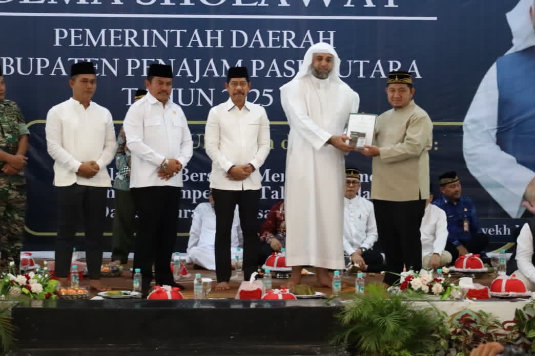 TABLIG AKBAR: Mudyat Noor (kanan) bersama Syekh Muhammad Jaber (dua kanan) saat Tablig Akbar di Masjid Agung Al Ikhlas.