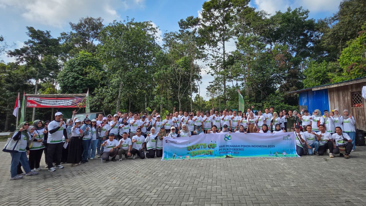 PEDULI LINGKUNGAN: Ratusan insan PLN turun langsung dalam aksi penanaman pohon yang dilakukan di Wisata Meranti KM 15, Karang Joang.