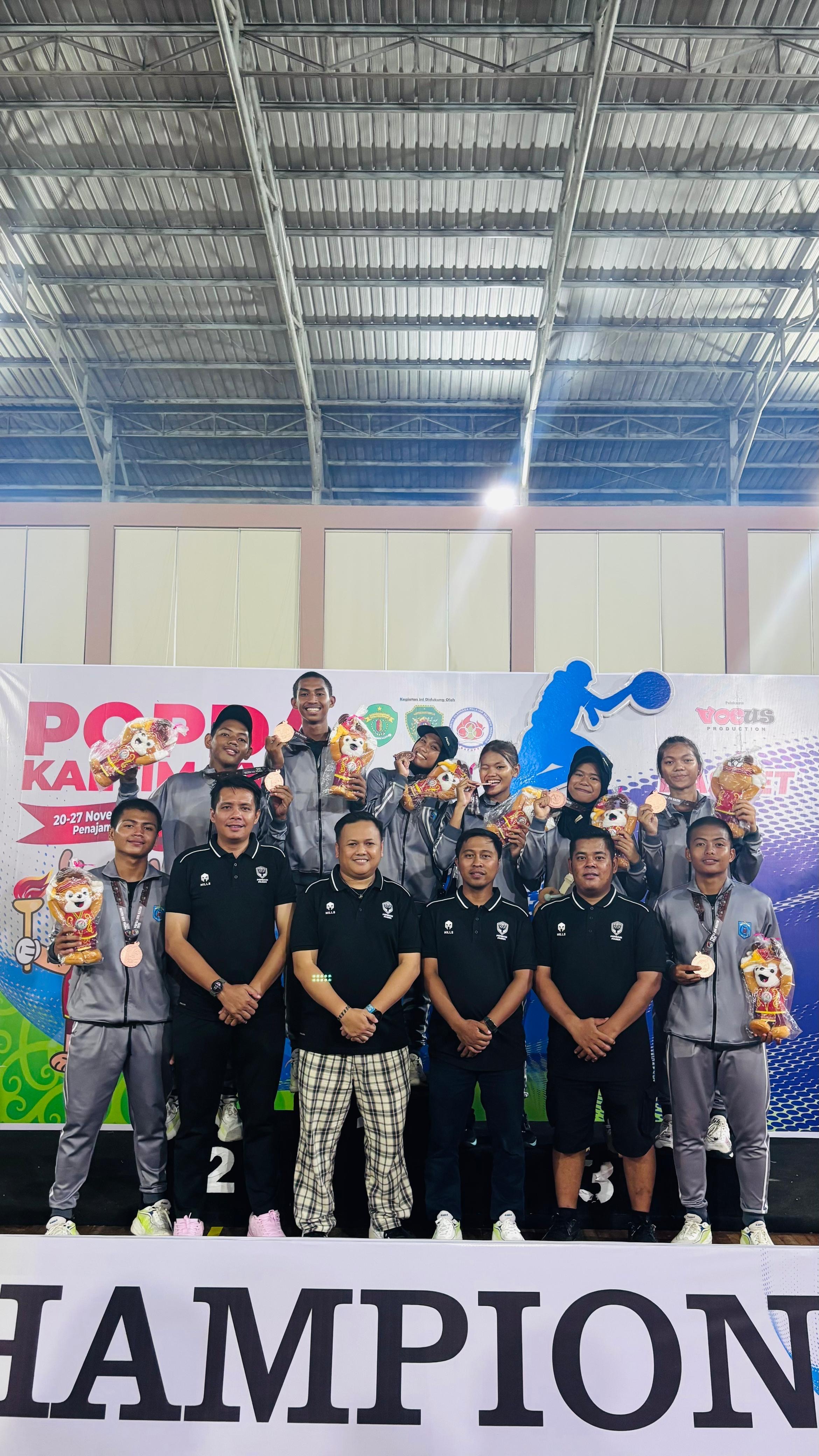 Tim basket 3x3 putra dan putri Kabupaten Paser meraih medali perunggu di Popda Kaltim XVII 2025 di Penajam, Kamis (27/11/2025).