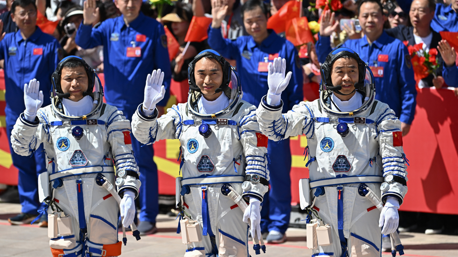 Tiga astronot Tiongkok tertahan di luar angkasa.