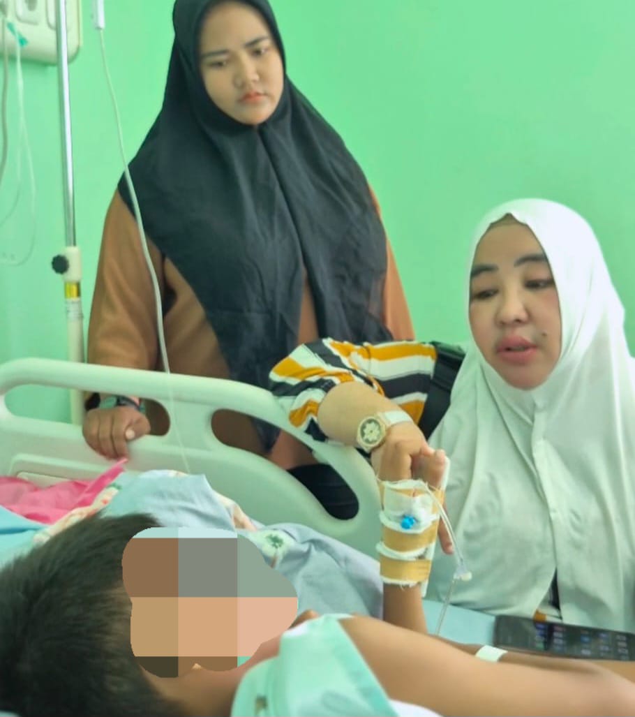 Ketua TRC PPA Kaltim, Rina Zainun saat menjenguk bocah 10 tahun yang diduga dianiaya teman satu sekolahnya. (FOTO: IST)