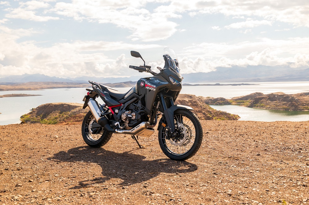 TEMAN TURING: CRF1100L Africa Twin mendapat pembaruan warna dan striping yang memperkuat identitasnya sebagai motor penjelajah premium.