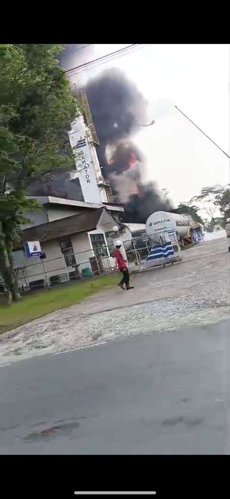 Tangkapan layar dari video kebakaran di Km 29, jalan poros Balikpapan-Samarinda.