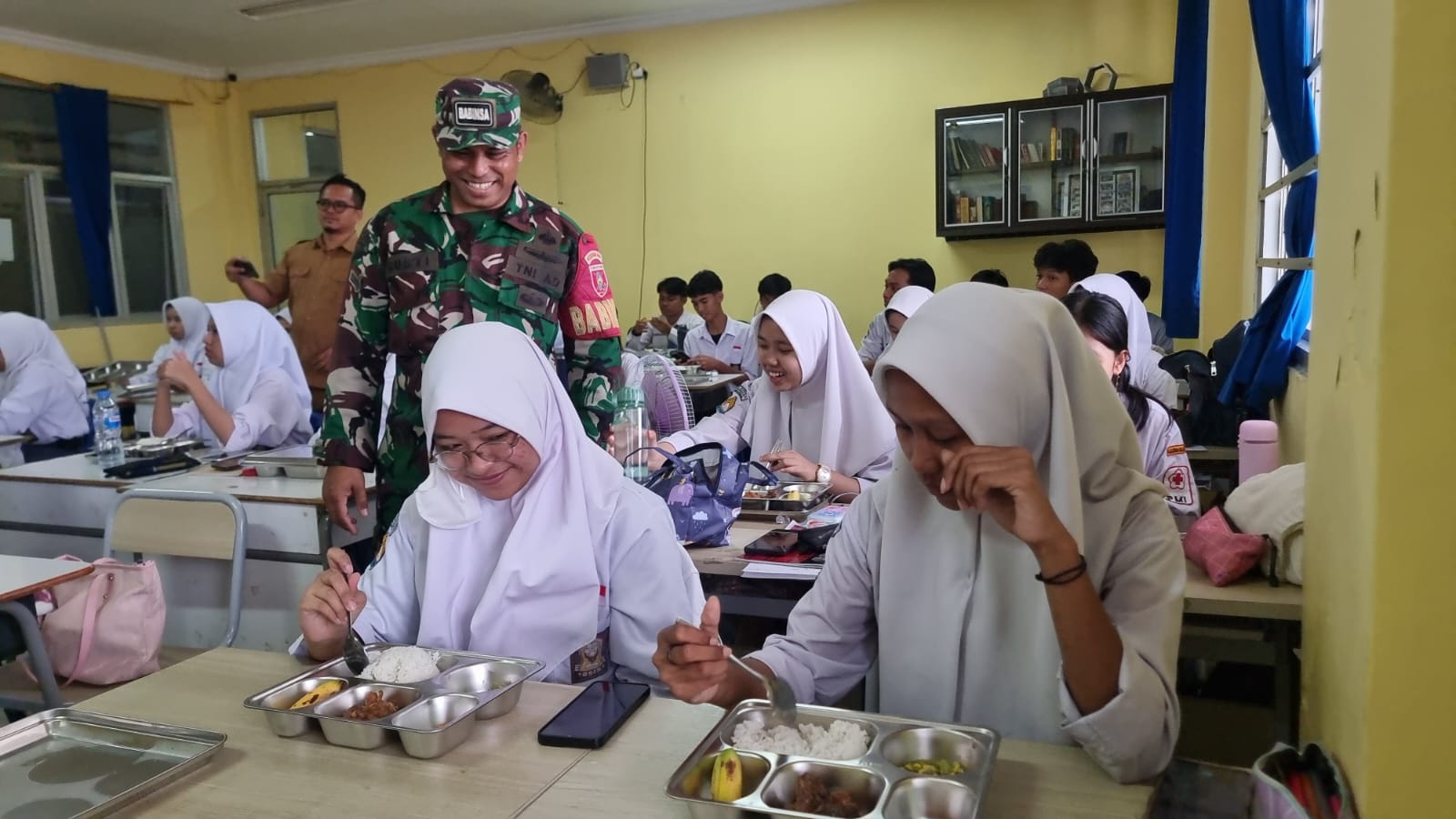 BERMANFAAT: MBG yang menjadi program andalan Presiden Prabowo Subianto tak hanya berdampak di sektor kesehatan. Kini budaya menabung pelan-pelan dilakukan siswa.