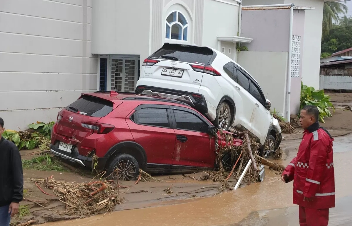 Banjir dan longsor di Sumbar menyebabkan kerusakan hebat. Termasuk pada bangunan rumah dan infrastruktur vital. (BNPB)