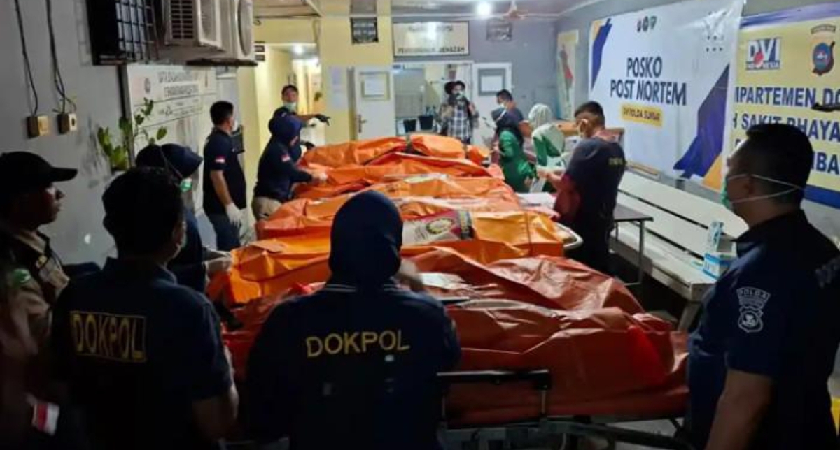 Petugas DVI Polda Sumbar melakukan proses identifikasi jenazah korban banjir bandang di Posko Post Mortem RS Bhayangkara Padang.