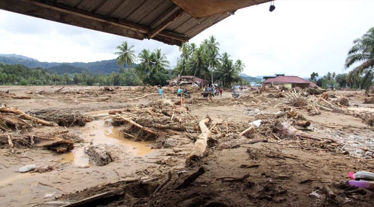 Banjir besar merendam permukiman warga di Aceh, membuat sejumlah rumah terendam hingga setengah bangunan. (FOTO: IST)
