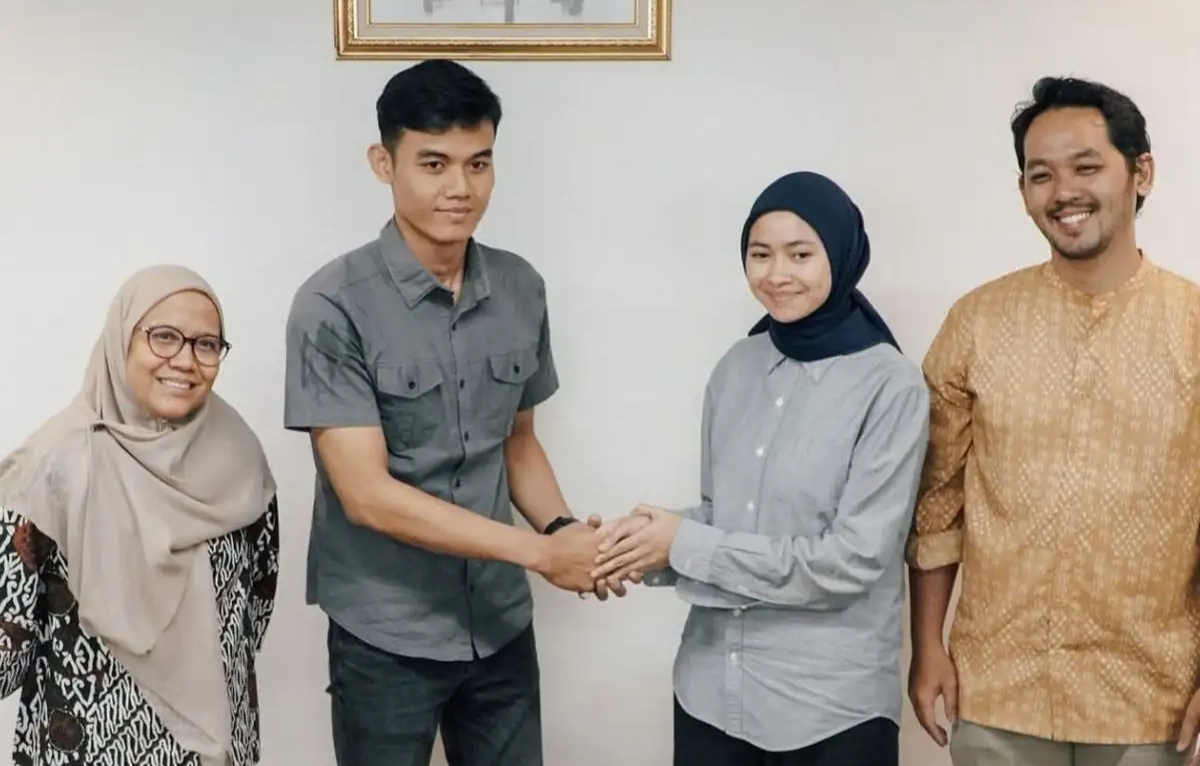 Alvin dan Anita, pemilik tumbler Tuku yang sempat hilang di dalam KRL, bertemu dan menyelesaikan persoalan ini secara damai bersama petugas KAI, Argi. (Tangkapan layar akun Instagram @commuterline)