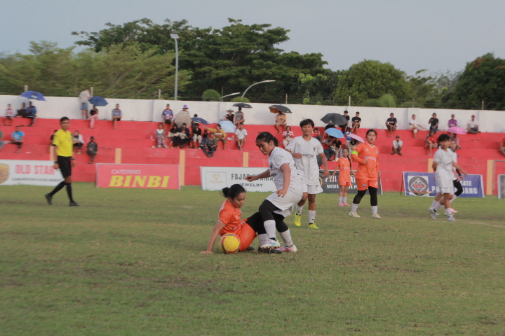 FINAL: Pertandingan final Tim Putri Barong Tongkok (putih) versus Tim Putri Melak (oranye).