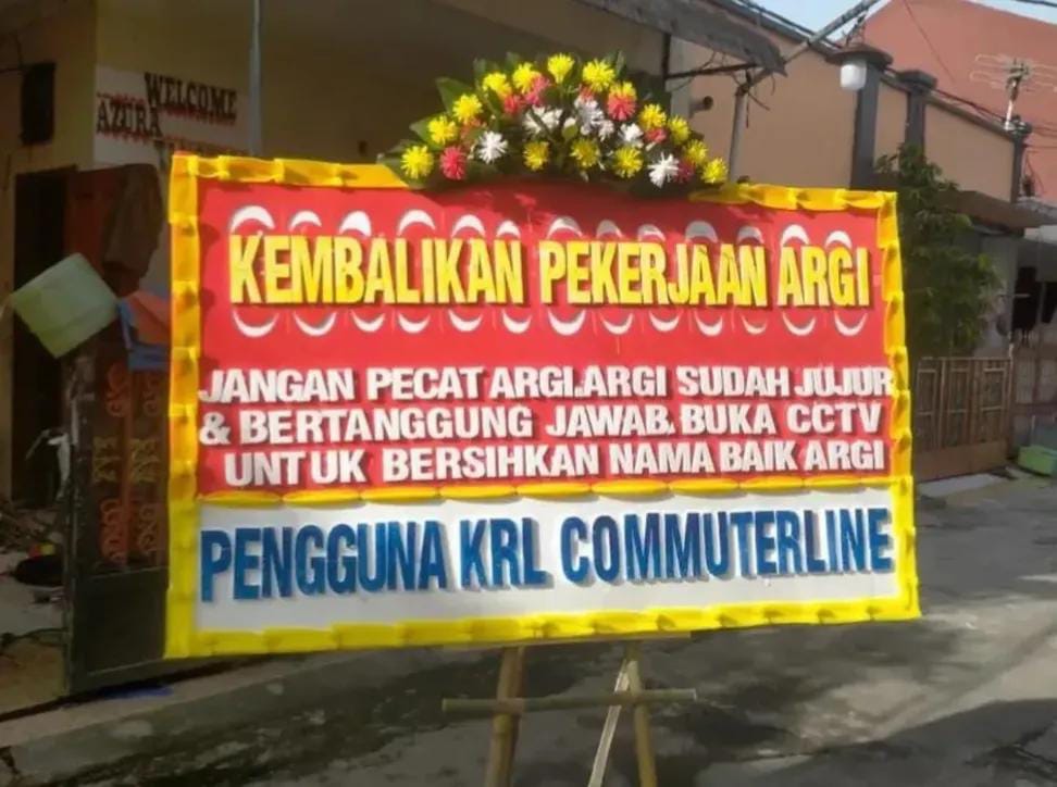 Karangan bunga sebagai bentuk dukungan untuk Argi Budiansyah yang dipecat karena tumbler Tuku milik Anita Dewi hilang.