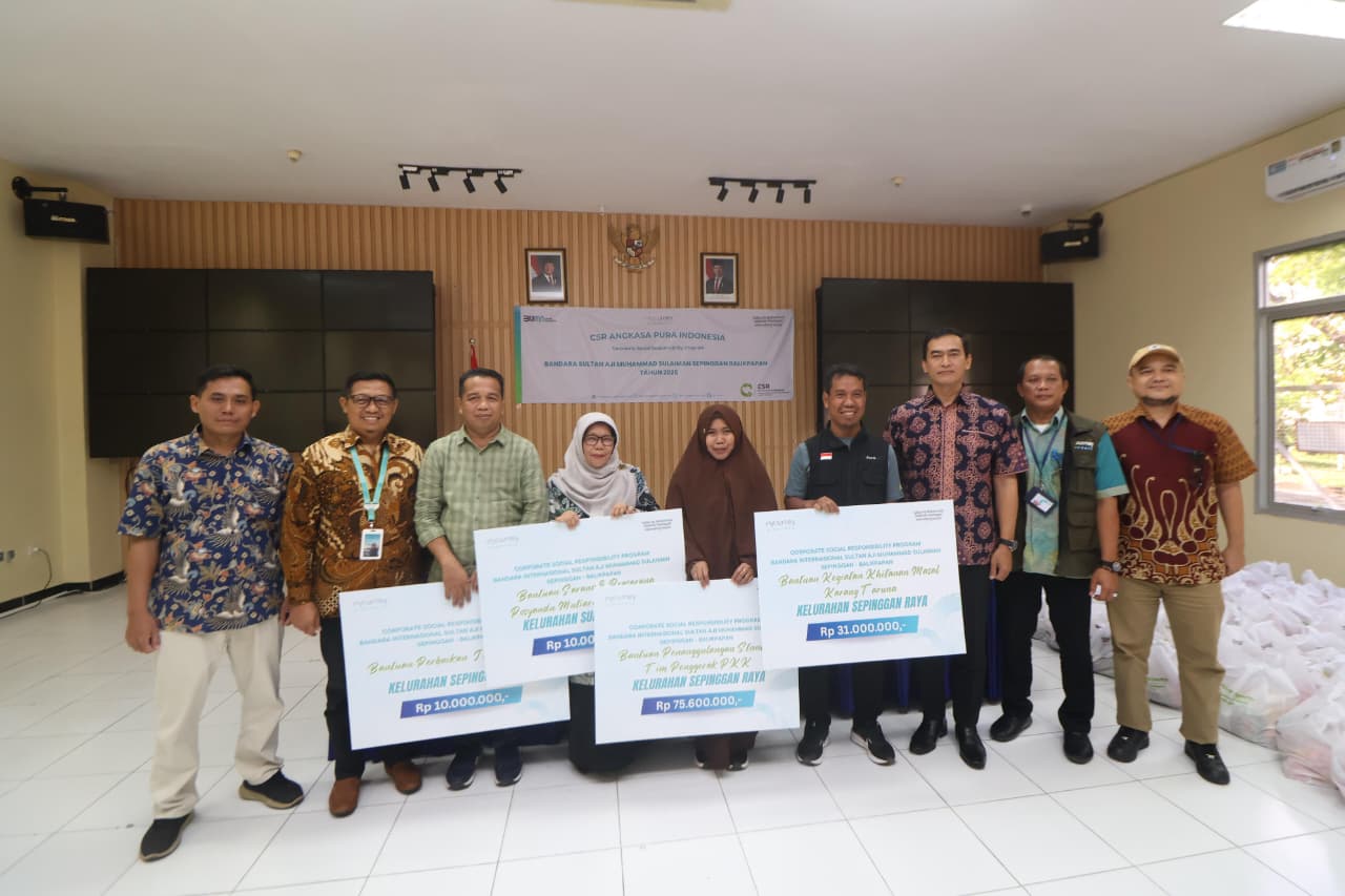 TEPAT SSARAN: Proses penyaluran bantuan kepada warga sekitar Bandara SAMS Sepinggan.