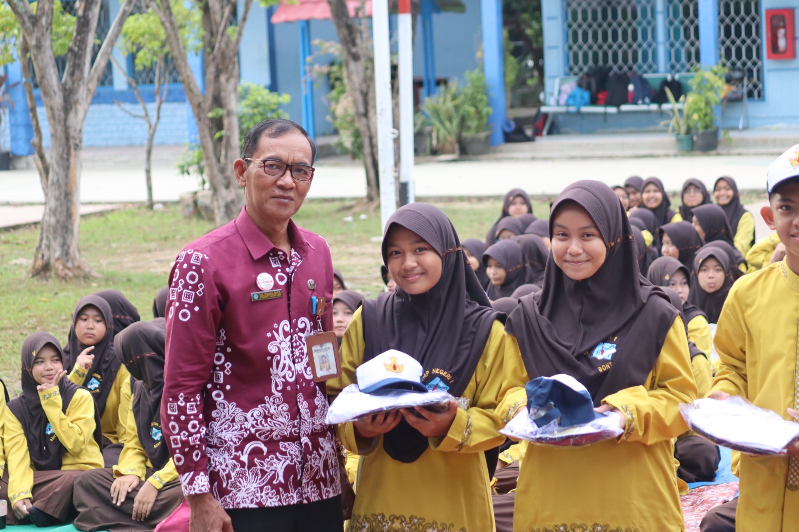 TETAP DILANJUTKAN: Program penyerahan perlengkapan sekolah gratis untuk tahun depan masih berjalan.