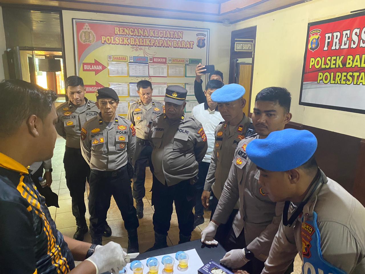 TES NARKOBA: Personel Propam Polresta Balikpapan menggelar tes urine di Polsek Balikpapan Barat.