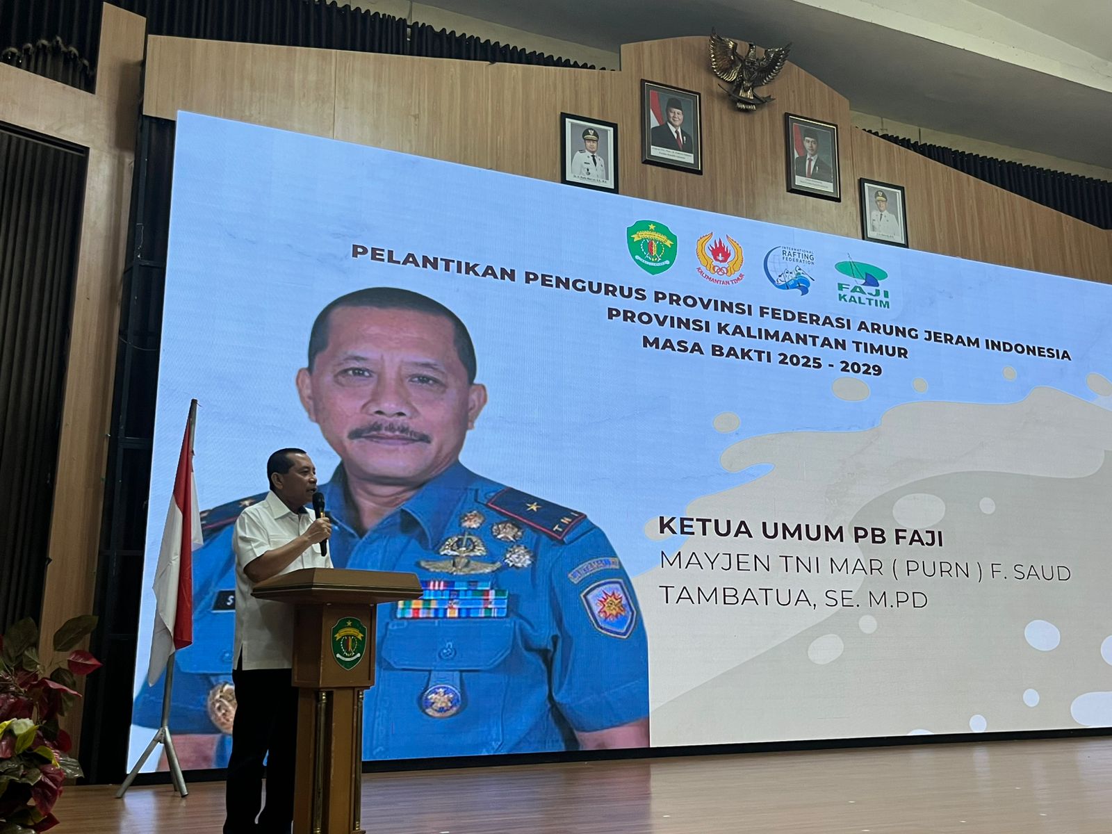 Ketua Umum PB FAJI, Mayjen TNI Mar (Purn) Saud Tambatua memberi sambutan dalam acaran pelantikan Pengprov FAJI Kaltim masa bakti 2025-2029, Kamis malam (27/11).