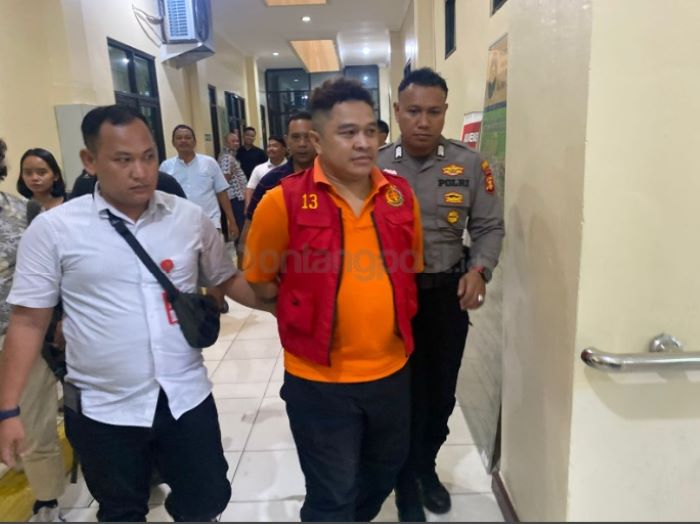 Petugas membawa Catur Adi Prianto menuju ruang tahanan setelah majelis hakim menjatuhkan vonis seumur hidup terkait kasus jaringan narkoba di Lapas Balikpapan.