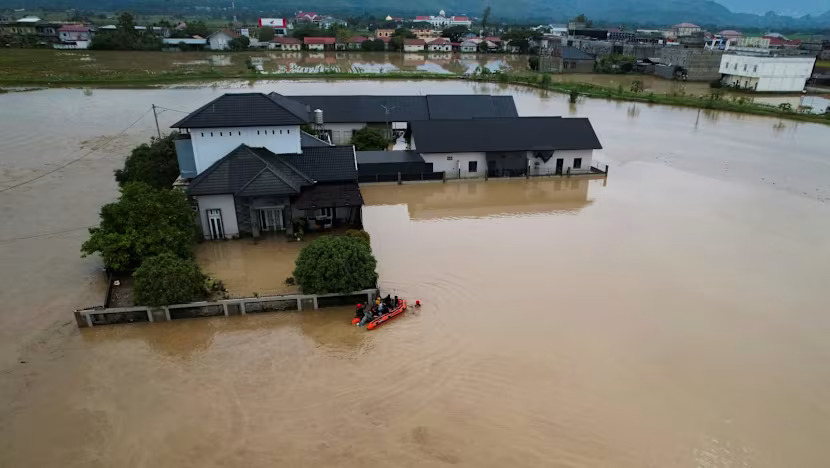 UPAYA: Penyelamatan korban menggunakan perahu karet terekam dari atas drone.