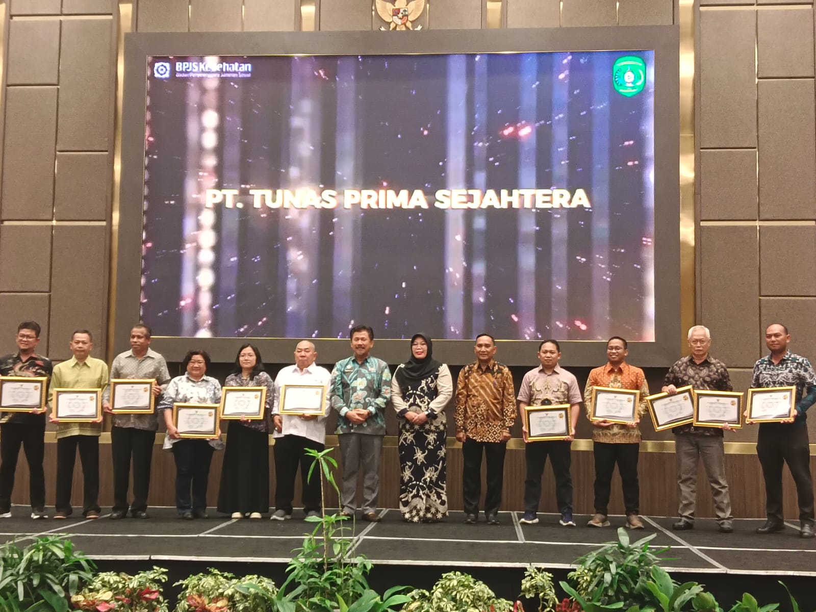 Ika Irawati (enam kanan) dan Sekkab Kukar, Sunggono (tujuh kiri) bersama badan usaha yang meraih penghargaan kategori gold di CSR Awards kelima.