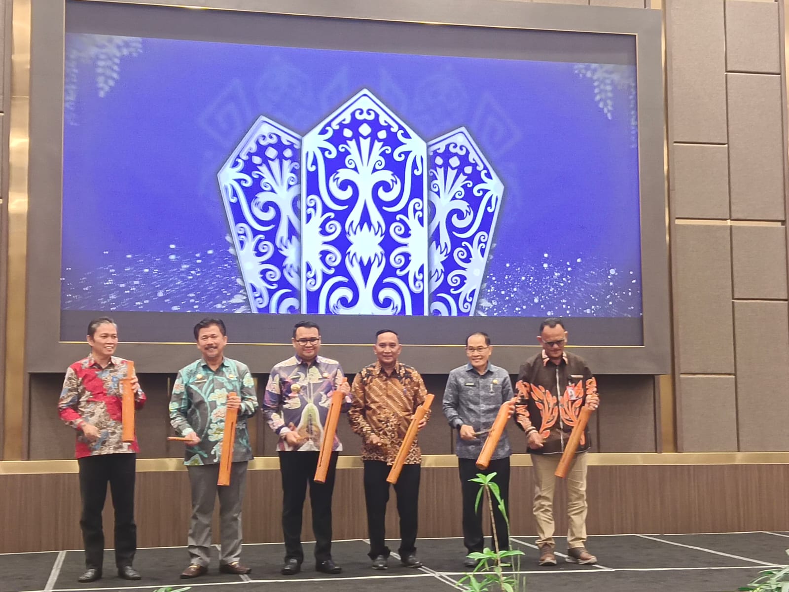 Bupati Kukar, Aulia Rahman Basri (tiga kiri) memukul kentongan tanda CSR Awards resmi di-launching.  &nbsp;