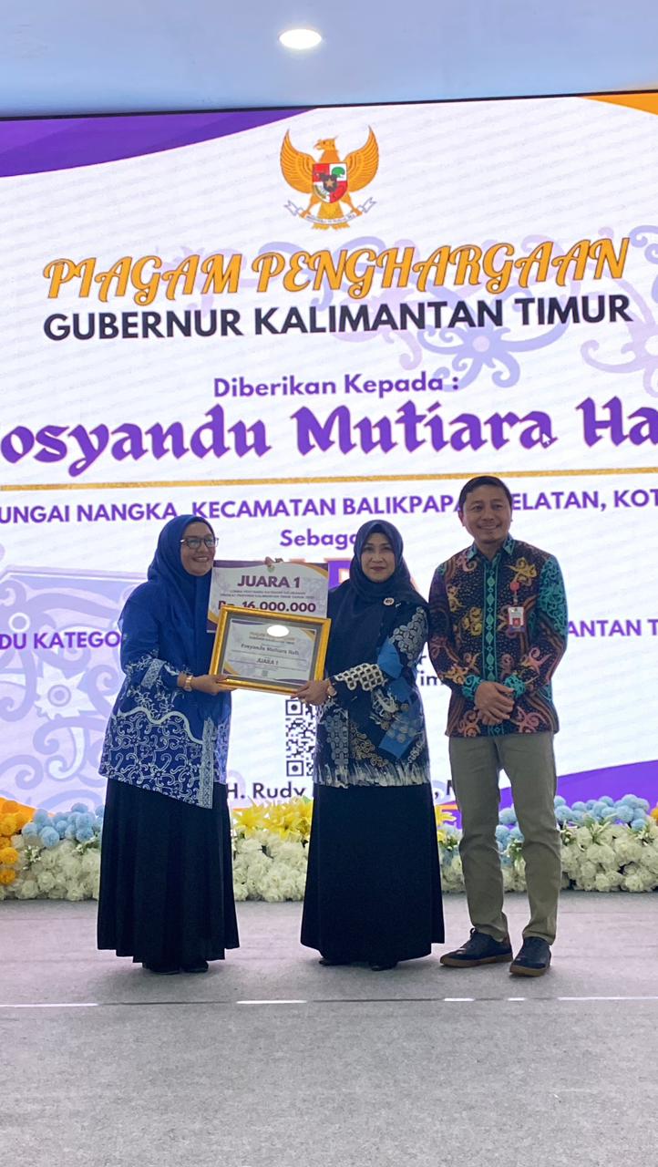 PENGHARGAAN: Kader Posyandu Mutiara Hati RT 33 Kelurahan Sungainangka saat menerima piagam penghargaan dan dana pembinaan sebagai posyandu terbaik se-Kalimantan Timur.