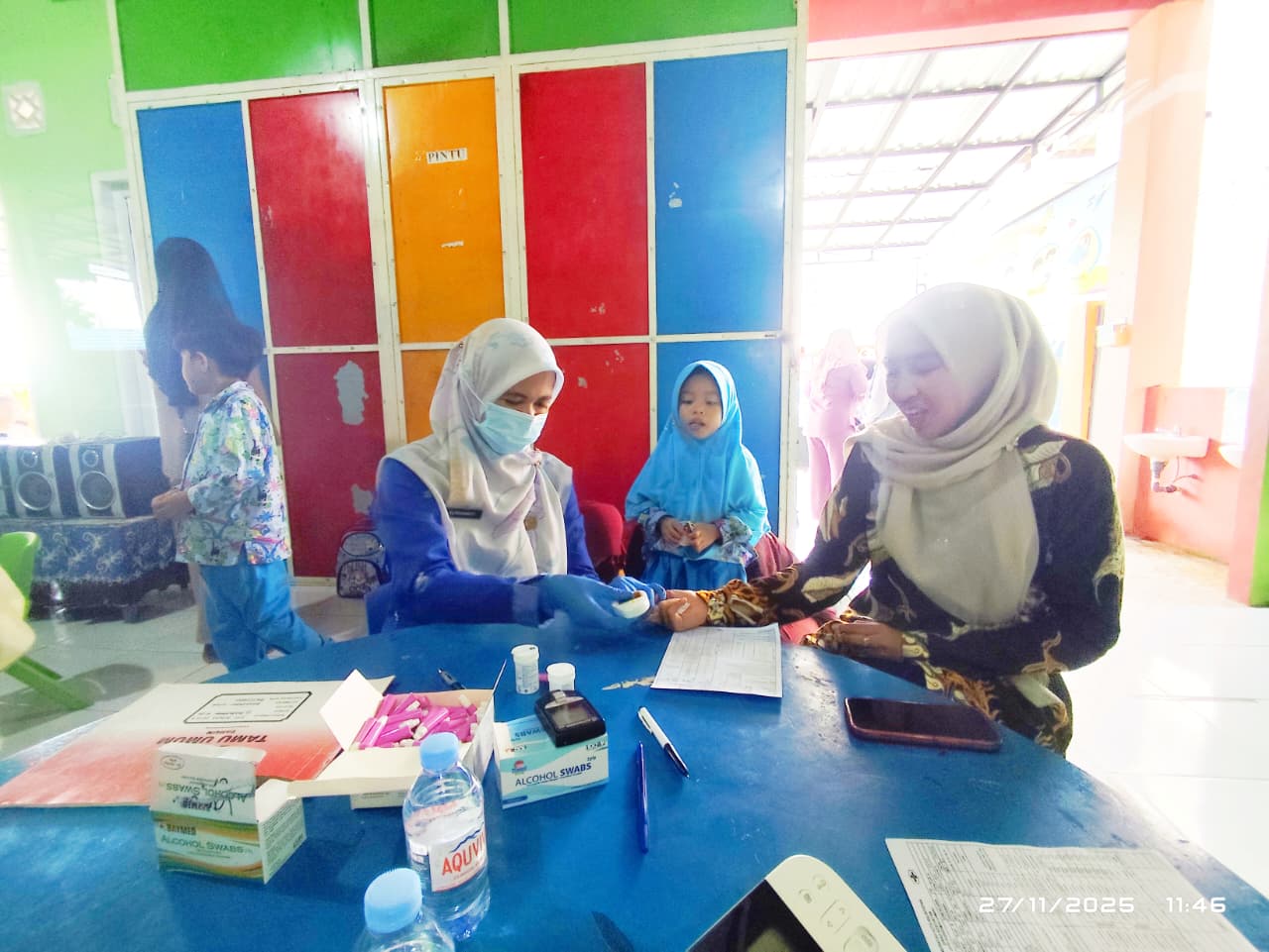 CEK PENYAKIT: Tim dari UPTD Puskesmas Lamaru melakukan pemeriksaan kepada seluruh tenaga pendidik di PAUD Bina Anaprasa untuk mengetahui kondisi penyakit sejak awal.