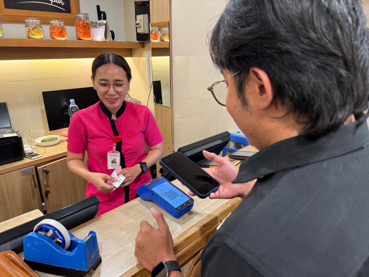 DIGITALISASI: Pembayaran digital dengan QRIS berkembang cepat. Angkanya jauh melampaui pengguna kartu kredit.