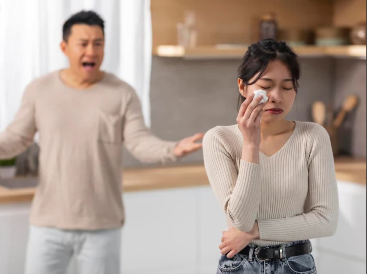 BANGKIT: Setelah suami pergi, Mila memilih berjualan kecil-kecilan untuk menghidupi keluarga kecilnya.