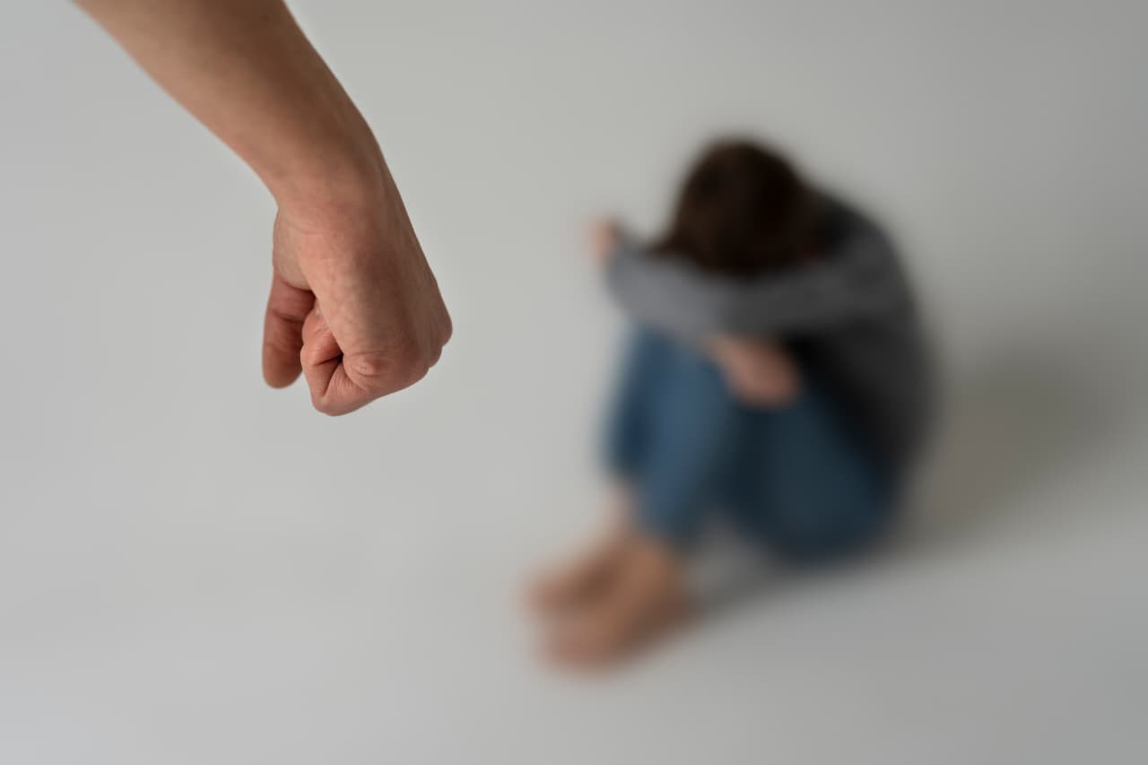DISIMPAN RAPAT-RAPAT: Mila berusaha menyembunyikan kekerasan yang dilakukan suaminya agar trauma yang dialami tidak ikut dirasakan anak.