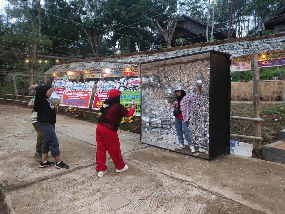 SUASANA SENJA: Pengunjung menikmati suasana senja di Villa Kaning Park, Tenggarong. Deretan UMKM lokal, instalasi foto, dan area duduk berbahan kayu menandai kebangkitan kawasan wisata.