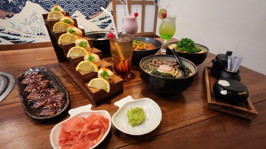 BANYAK PILIHAN: Restoran Sushi Ten yang berada di lantai 4 Hotel Blue Sky Balikpapan menyediakan berbagai hidangan mulai sushi, ramen hingga tepanyaki yang pembuatannya bisa disaksikan secara live.