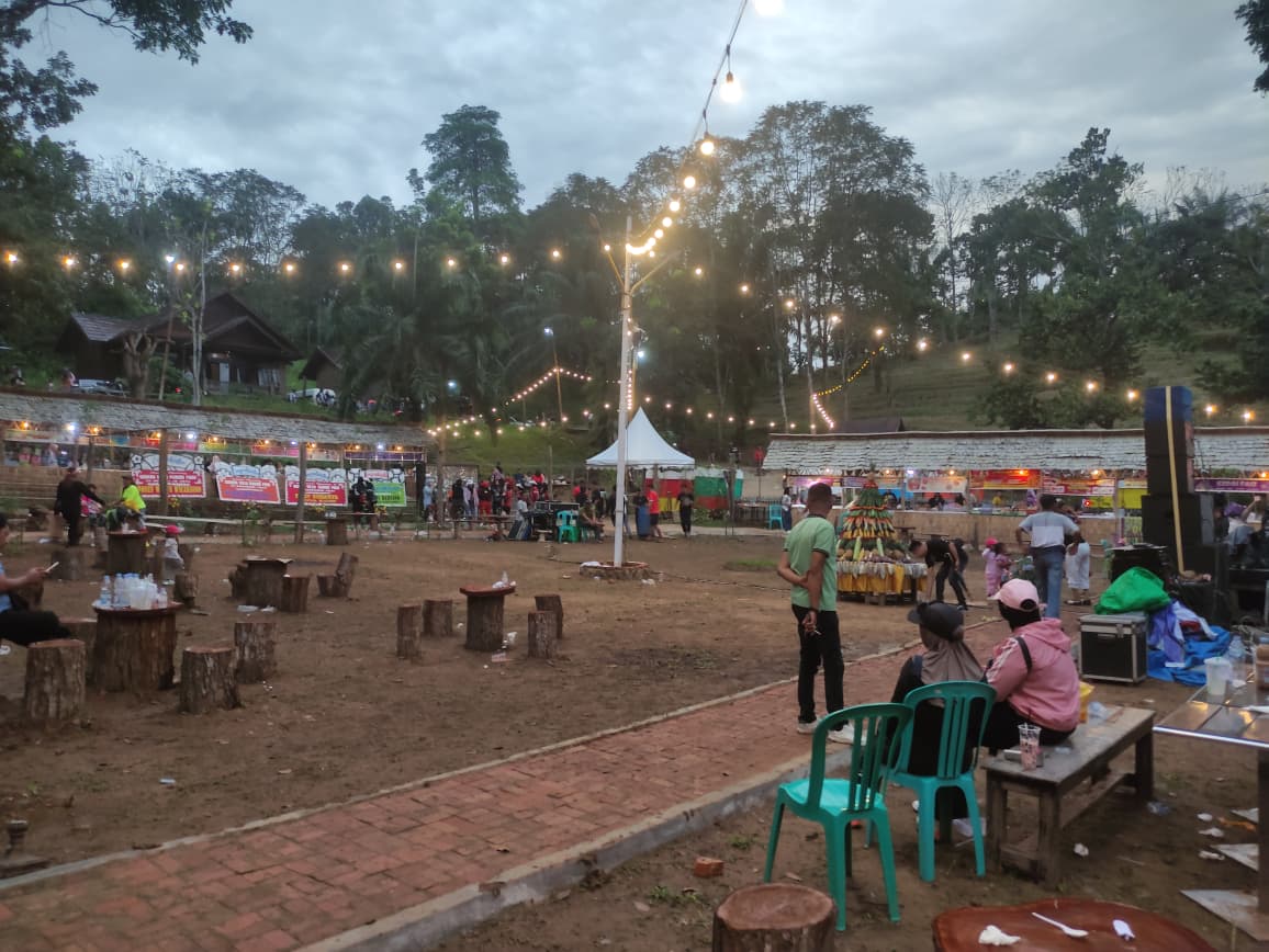 LAPANGAN UTAMA: Pengunjung mulai memenuhi area lapangan utama Villa Kaning Park. Lampu gantung, deretan kios UMKM, dan kursi batang kayu menjadi elemen visual khas kawasan wisata yang kembali beropera